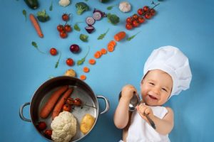 お鍋と野菜と小さな子ども