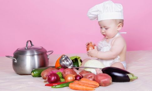 野菜を料理する赤ちゃん