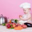 野菜を料理する赤ちゃん